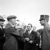 Landstormen rycker in, 1939. Armén delades fram till 1941 in i bevärings- och landstormsmän. Landstormen var de över 35 år, av de värnpliktiga.

