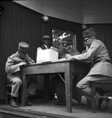 Landstormen rycker in, 1939. Armén delades fram till 1941 in i bevärings- och landstormsmän. Landstormen var de över 35 år, av de värnpliktiga.

