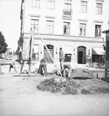 Vägarbete vid hörnet Nygatan 21 - Norra Slottsgatan i Gävle (reportage för Gefle Dagblad).