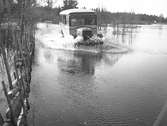 År 1937. Buss i översvämning. Reportage för Gefle Dagblad