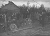 År 1938. Bilolycka vid Tolvfors. Reportage för Gefle Dagblad