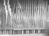 Maj 1938. Orgel i Stora Kyrkan. Orgelpiporna. Reportage för Gefle Dagblad