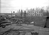 Tripodkran. Gävle Varv anlades 1873. Efter en konkurs 1921 bildades Gefle Varfvs och Verkstads Nya AB, som bland annat tillverkade oljecisterner och utrustningar till pappersmassefabriker. På 1940-talet återupptogs skeppsbyggeriet.