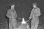 Nitning vid nya båtbygget. 12 september 1949. Gävle Varv anlades 1873. Efter en konkurs 1921 bildades Gefle Varfvs och Verkstads Nya AB, som bland annat tillverkade oljecisterner och utrustningar till pappersmassefabriker. På 1940-talet återupptogs skeppsbyggeriet.