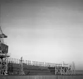 Reportage för Gefle Dagblad. 6 augusti 1948. Gävle Varv anlades 1873. Efter en konkurs 1921 bildades Gefle Varfvs och Verkstads Nya AB, som bland annat tillverkade oljecisterner och utrustningar till pappersmassefabriker. På 1940-talet återupptogs skeppsbyggeriet.