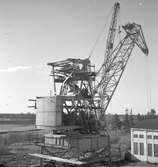 Lyftkran. April 1948. Gävle Varv anlades 1873. Efter en konkurs 1921 bildades Gefle Varfvs och Verkstads Nya AB, som bland annat tillverkade oljecisterner och utrustningar till pappersmassefabriker. På 1940-talet återupptogs skeppsbyggeriet.
