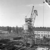 Lyftkran. April 1948. Gävle Varv anlades 1873. Efter en konkurs 1921 bildades Gefle Varfvs och Verkstads Nya AB, som bland annat tillverkade oljecisterner och utrustningar till pappersmassefabriker. På 1940-talet återupptogs skeppsbyggeriet.