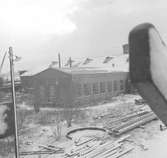 Industriområdet. Gävle Varv anlades 1873. Efter en konkurs 1921 bildades Gefle Varfvs och Verkstads Nya AB, som bland annat tillverkade oljecisterner och utrustningar till pappersmassefabriker. På 1940-talet återupptogs skeppsbyggeriet.