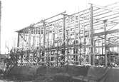 Industribygge. Gävle Varv anlades 1873. Efter en konkurs 1921 bildades Gefle Varfvs och Verkstads Nya AB, som bland annat tillverkade oljecisterner och utrustningar till pappersmassefabriker. På 1940-talet återupptogs skeppsbyggeriet.