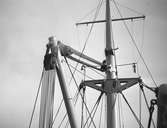 Masten på fartyget. 26 februari 1943. Gävle Varv anlades 1873. Efter en konkurs 1921 bildades Gefle Varfvs och Verkstads Nya AB, som bland annat tillverkade oljecisterner och utrustningar till pappersmassefabriker. På 1940-talet återupptogs skeppsbyggeriet.