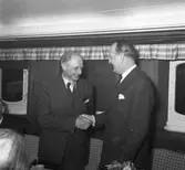 Två män. Gävle Varv anlades 1873. Efter en konkurs 1921 bildades Gefle Varfvs och Verkstads Nya AB, som bland annat tillverkade oljecisterner och utrustningar till pappersmassefabriker. På 1940-talet återupptogs skeppsbyggeriet.