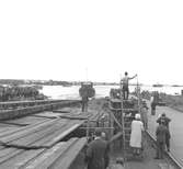 Stapelavlöpning. Gävle Varv anlades 1873. Efter en konkurs 1921 bildades Gefle Varfvs och Verkstads Nya AB, som bland annat tillverkade oljecisterner och utrustningar till pappersmassefabriker. På 1940-talet återupptogs skeppsbyggeriet.