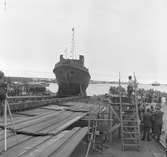 Stapelavlöpning. Gävle Varv anlades 1873. Efter en konkurs 1921 bildades Gefle Varfvs och Verkstads Nya AB, som bland annat tillverkade oljecisterner och utrustningar till pappersmassefabriker. På 1940-talet återupptogs skeppsbyggeriet.