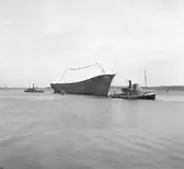 Gävle Varv. Stapelavlöpning. 8 januari 1957. Gävle Varv anlades 1873. Efter en konkurs 1921 bildades Gefle Varfvs och Verkstads Nya AB, som tillverkade oljecisterner och utrustningar till pappersmassefabriker. På 1940-talet återupptogs skeppsbyggeriet. På 1950-talet, då Korsnäs AB ägde varvet byggdes flera högsjöfartyg. I början av 1960-talet byggde varvet den ponton som regalskeppet Wasa skulle placeras på vid bärjningen.





