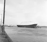 Gävle Varv. Stapelavlöpning. 8 januari 1957. Gävle Varv anlades 1873. Efter en konkurs 1921 bildades Gefle Varfvs och Verkstads Nya AB, som tillverkade oljecisterner och utrustningar till pappersmassefabriker. På 1940-talet återupptogs skeppsbyggeriet. På 1950-talet, då Korsnäs AB ägde varvet byggdes flera högsjöfartyg. I början av 1960-talet byggde varvet den ponton som regalskeppet Wasa skulle placeras på vid bärjningen.





