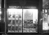 Skyltfönster, Hedmans bokhandel. 2 mars 1945.

