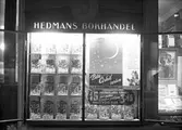 Skyltfönster, Hedmans bokhandel. 2 mars 1945.
