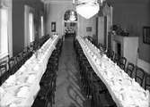 Middagsbord forograferade i Spegelsalen på Stadshuset. Källarmästare Ström. 21 april 1945.
