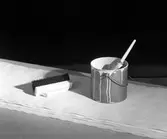 Tapet, borste och hink. Juli 1945. Durotapet grundades i Gävle 1930 med målsättningen att tillverka slitstarka och tåliga tapeter av hög kvalitet. Därför fick företaget och tapeterna namnet Duro, som betyder stark och varaktig. Från starten som en av många svenska tapetfabriker utvecklades de till att under perioden 1950-1980 bli ledande på tapetdesign, inte bara i Sverige utan också internationellt, och tryckte tapeter av bland andra Tio-gruppen och Carl-Johan De Geer. Deras absolut största storsäljare är den numera klassiska kollektionen Gammelsvenska Tapeter, med nytryck av mönster från 1700-talet och framåt.
