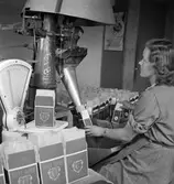 Paketering av kaffe. Juni 1945. Ericsson Ludvig & Co, Norra Skeppsbron 3, Gävle.