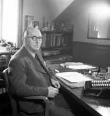 Man på kontor. Juni 1945. Ericsson Ludvig & Co, Norra Skeppsbron 3, Gävle.