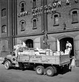 Lastning av kaffe. Juni 1945. Ericsson Ludvig & Co, Norra Skeppbron 3, Gävle.