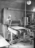 Herman Bergströms Konfektfabrik. September 1945.
Bergströms Konfektfabrik grundades 1928 och låg på Andra Tvärgatan 15. Konfektfabriken tillverkade finare karameller, pastiller, dragéer, tabletter, kola, lakrits, konfektyrer med mera. Fabriken sysselsatte ett 30-tal personer.