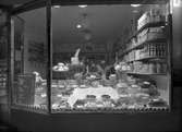 Skyltfönster från en Konsum Alfa butik. 1945.