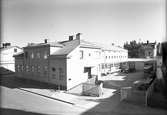 Exteriör. September 1945. H. Järnhardt &Co AB. Firma upprättades år 1933 som filial till huvudfirman med samma namn i Malmö.Företaget, som kan räknas till de största och förnämsta i sin bransch, har uteslutande specialiserat sig på försäljning av artiklar inom rör-, värme-och sanitetstekniska branschen. Det räknar som sina kunder rörledningsentreprenörer, järnhandlare och ett antal större industriföretag och försäljningsområdet omspänner hela landet. Firman sysselsätter över 50 personer där av ett 20-tal vid Geflefilialen. Chef för Geflekontoret är disponent Gerhard Ordell