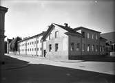Exteriör. September 1945. H. Järnhardt &Co AB. Firma upprättades år 1933 som filial till huvudfirman med samma namn i Malmö.Företaget, som kan räknas till de största och förnämsta i sin bransch, har uteslutande specialiserat sig på försäljning av artiklar inom rör-, värme-och sanitetstekniska branschen. Det räknar som sina kunder rörledningsentreprenörer, järnhandlare och ett antal större industriföretag och försäljningsområdet omspänner hela landet. Firman sysselsätter över 50 personer där av ett 20-tal vid Geflefilialen. Chef för Geflekontoret är disponent Gerhard Ordell
