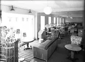 Interiör från möbelaffären. Oktober 1945. J. Sörman AB, Tapetserare, Möbelaffär & Begravningsbyrå, Drottninggatan 11, Gävle.