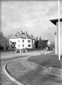 Exteriör av direktör Sjöströms villa vid Floravägen 17, Gävle, till höger i bild. 21 oktober 1945.