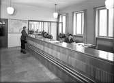 Interiör av receptionen hos Arbetarbladet. 15 januari 1946.