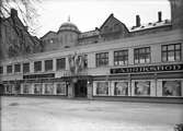 Exteriör av affären, 26 januari 1946. Sjöströms Fabriksbod, Norra Centralgatan 6, Gävle.