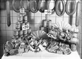 Charkuterier i skyltfönster hos Konsum Alfa, 1946.