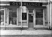 Exteriör av Österlunds Manufakturaffär. 26 mars 1946. Österlunds Manufaktur, Drottninggatan 21, Gävle.