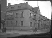 Riksbanken på Drottninggatan 34 i Gävle. Huset till vänster är Hildebrands Guld.
December 1948.