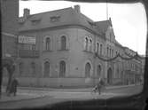 Riksbanken på Drottninggatan 34 i Gävle. Huset till vänster är Hildebrands Guld.
December 1948.