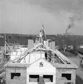 Taklagsflagga på nybygge för bättre arbetarbostäder.    1 april 1949.