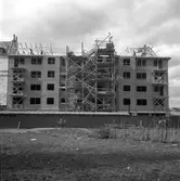 Taklagsfest på femvåningshus på Östra Islandsgatan 27. Brynäsgatan med spårvagnsspår i förgrunden. Fotot taget mot norr den 3 maj 1949.