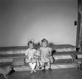 Barn som ska få tillbringa sommaren på Rörbergs koloni. Reportage för Norrlands-Posten. 19 - 20 maj 1949.