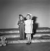 Barn som ska få tillbringa sommaren på Rörbergs koloni. Reportage för Norrlands-Posten. 19 - 20 maj 1949.