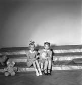Barn som ska få tillbringa sommaren på Rörbergs koloni. Reportage för Norrlands-Posten. 19 - 20 maj 1949. Beställt av fru Andersson.