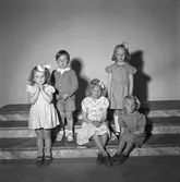 Barn som ska få tillbringa sommaren på Rörbergs koloni. Reportage för Norrlands-Posten. 19 - 20 maj 1949.