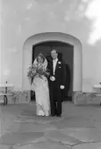 Brudpar utanför Valbo kyrka. 4 juni 1949. Enar Olson, Hyttgatan 17, Sandviken.