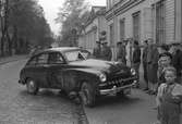 Bilolycka korsningen Drottninggatan och Kaplansgatan. 19 oktober 1949.
En 1949 Ford Vedette med 