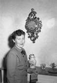 Hantverksmässa på stadshuset. 7 november 1949. Fru Olgén vinnare av en guldklocka under hantverksmässan.