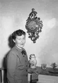 Hantverksmässa på stadshuset. 7 november 1949. Fru Olgén vinnare av en guldklocka under hantverksmässan.