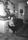 Fröken Rosa Norén fotograferad i hemmet för veckotidningen Husmoderns räkning. 12 november 1949.