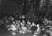 Södra skolans julfest i gymnastikhuset. December 1949.